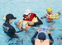 과자봉지 이용해 생존수영법 배워요