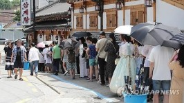 숨이 턱 서울 등 올들어 최고 폭염…쇼핑몰·삼계탕집 북적