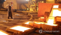 폭염 잊은 용광로 근로자
