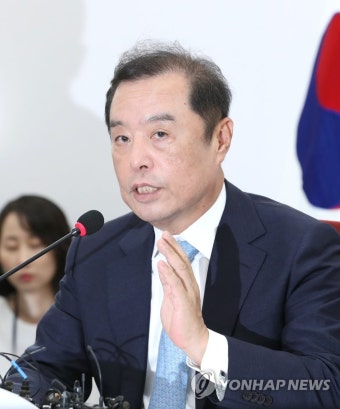 발언하는 김병준 혁신비대위원장