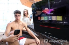 호텔방에 누워 지니야, 실내온도 20도로 맞춰줘