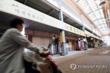 폭염 속 텅빈 재래시장