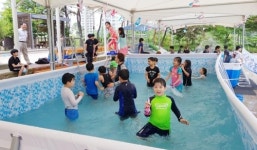 학생 위해서라면…운동장에 풀장 뚝딱 만든 초등학교