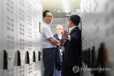 태양광 저장장치 시설 살펴보는 고형권 차관