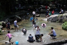 덥다 더워 물놀이장으로, 계곡으로…충북 피서 인파 북적