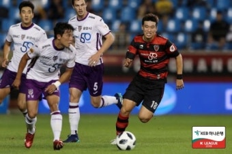 '말컹 동점 골' 경남, 수원과 2-2 무승부…2위 수성(종합)