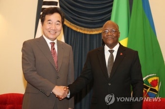 악수하는 이낙연 총리와 탄자니아 마구폴리 대통령