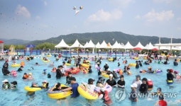 낙동강 칠곡보 물놀이장 인기…개장 후 1만3천명 이용