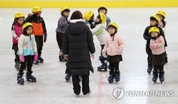추워서 긴소매 챙겼어요 무더위에 빙상·수영장 인기