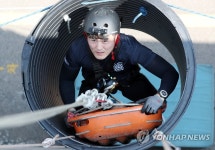 좁은 맨홀 통과는 이렇게