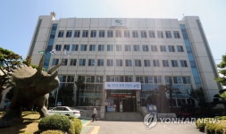 새로운 구호 부착된 경남 고성군청