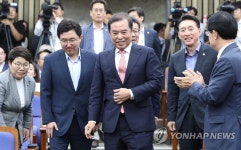 의원총회 입장하는 김병준 혁신비대위원장