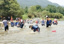 다슬기 잡고 뗏목 타고…영동 농촌체험마을 피서지로 인기