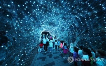 동굴서 폭염탈출·얼음온천에 족욕…이색 피서지 북적
