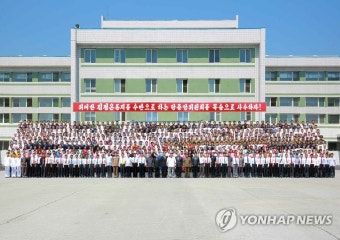 군 식품공장서 기념사진 촬영하는 김정은