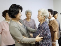 폭염 속 경로당 찾은 김정숙 여사