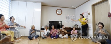경로당 찾아 폭염 이기는 건강체조 함께하는 김 여사