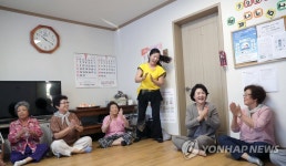 경로당 찾아 폭염 이기는 건강체조 함께하는 김 여사