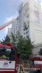 춘천 아파트 화재…진화하는 소방대원