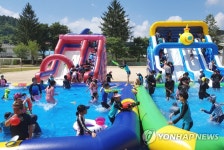 장수초교 운동장에 물놀이장 개장