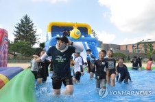 장수초교 운동장에 물놀이장 개장