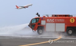 숨 막히는 폭염에 제주공항 야외 조업사들 뜨거운 땀방울