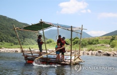 무더위 식히는 뗏목 타기 체험