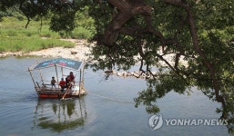 무더위 식히는 뗏목 타기 체험