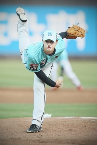 kt 투수 김민, 역대 7번째 고졸 신인 데뷔전 선발승