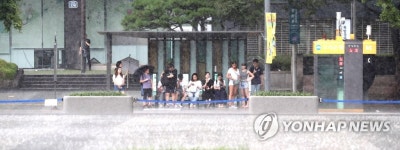 소나기 때문에 붐비는 버스정거장