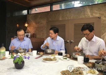 노무현 전 대통령 사저서 식사하는 이해찬·김경수