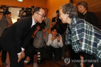박종철 열사 어머니와 인사하는 문무일 검찰총장