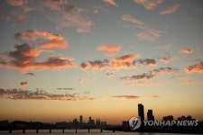 노을빛을 품은 구름