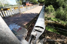 갈라지고 기울어진 다리
