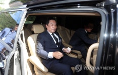 봉하마을 나서는 김병준