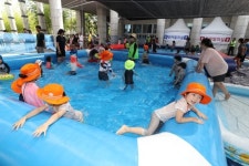 폭염 날리는 진주시청 물놀이장 대인기…너무 시원해요