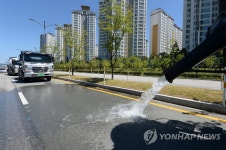도로 위 열기 식히는 건설현장 차량