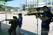 서바이벌 사격 체험하는 아버지와 아들
