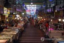 폭염에 손님 뺏긴 전통시장