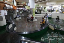 지하상가 분수대로 모여든 도심 피서객