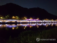 태화강 둔치 산책로 빛으로 물들인다