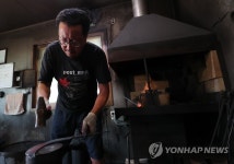 폭염에도 매질 이어지는 대장간