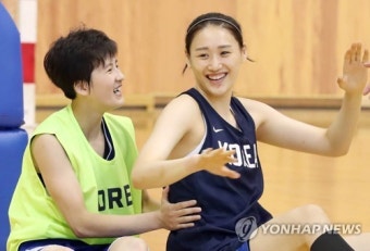 다시 하나된 남북 여자농구 선수들…AG 우승 향해 '평화의 슛'