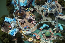 폭염으로 한산한 야외 놀이공원