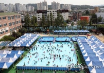워터파크로 변신한 학교 운동장