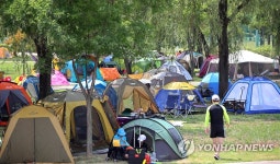 시원한 나무 그늘 아래 더위 피하기