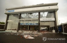 또 여진이 왔다. 제발 멈추길…美 모델, 인니 강진 트윗 중계