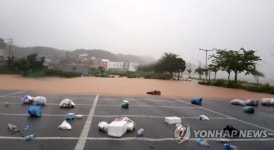 물 빠진 강릉 경포대 주차장에 널려 있는 쓰레기