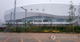 황토물 흐르는 강릉 아이스 아레나 옆 도로