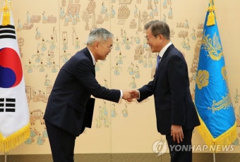 김선수 신임 대법관과 악수하는 문 대통령